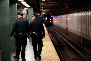 eric adams control de bolsos estaciones del metro violencia nueva york