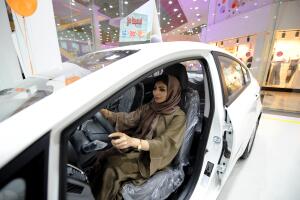 Arabia Saudita abre su primera agencia de autos para mujeres