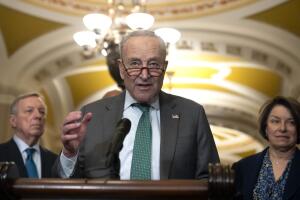 El senador Charles Schumer habla con la prensa tras un almuerzo del Senado el martes 11 de marzo de 2025, en Washington.