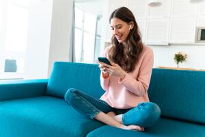 audifonos-mujer-escuchando-reto-celular.jpg