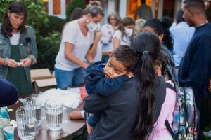 Trasladan a una base militar en Massachusetts a migrantes venezolanos enviados a Martha's Vineyard.