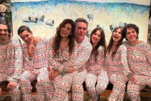 Mayrín Villanueva y Eduardo Santamarina junto a sus cinco hijos