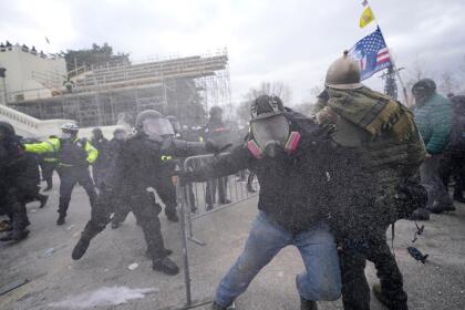 (FOTOS) PRIMERA VEZ EN LA HISTORIA DE EEUU QUE PASA EN EL CAPITOLIO 67 Trump supporters try to break through a police barrier, Wednesday, Jan. 6, 2021, at the Capitol in Washington. As Congress prepares to affirm President-elect Joe Biden's victory, thousands of people have gathered to show their support for President Donald Trump and his claims of election fraud. (AP Photo/Julio Cortez)