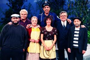 CHespirito y su elenco.jpg