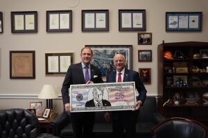 Redes sociales @repAndyBarr billete Trump