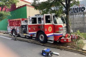 Uno de los vehículos chocó contra un árbol.