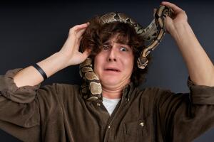 Hombre encuentra una serpiente miedo Grosby.jpg