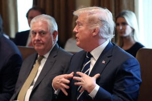 El presidnete Donald Trump junto al exsecretario de Estado, Rex Tillerson, en una reunión en la Casa Blanca el 16 de octubre de 2017.
