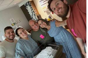 Chavi y Antonia celebrando la llegada de Natanael