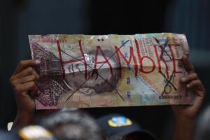 Billete de Venezuela con la palabra hambre
