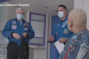 Astronautas de la NASA visitaron el Hospital Infantil de Texas en Houston para compartir con los pacientes. 