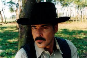 César Évora como Federico Rivero en 'Abrázame muy fuerte'.jpg