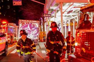 Prenden en fuego a un hombre en Times Square: Policía de Nueva York busca al que lo quería ver muerto 