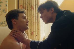 Lyle y Erik Menendez beso en la serie Monstruos