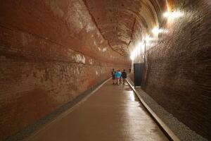 Long tunnel for discharging water from power station at Niagara Falls