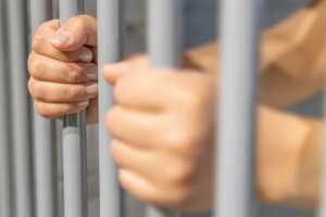 Las cárceles 2 y 3 en San Francisco cierran tras una serie de agresiones a los guardias. La escasez de personal, catalogada como una crisis, ha desencadenado un aumento en las peleas de reclusos desde 2022.