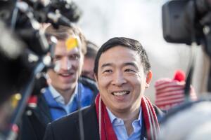 Andrew Yang se retiró de la carrera presidencial demócrata en febrero.