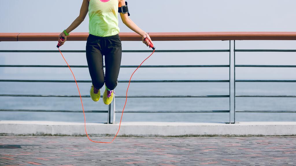 Para aumentar tu derrière sólo necesitas una cuerda y energía para saltar 20 minutos: rutina | Estilo de Vida Bienestar | Univision