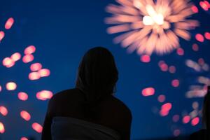 Varios condados de Florida mantienen “burn bans” activas que limitan el uso de fuegos artificiales por riesgo de incendios.