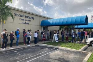 Cola de migrantes en las oficinas de Seguro Social en Hialeah