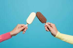 magnum_two-hands1_14x7_0.jpg