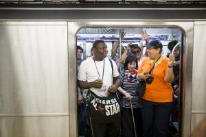 En los trenes de NYC no cabe ni un alfiler 