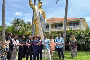 La enorme estatua dorada provocó críticas y comparaciones con un “becerro de oro”.

