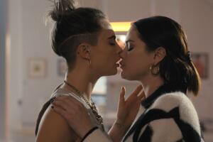 Selena Gomez y Cara Delevingne beso