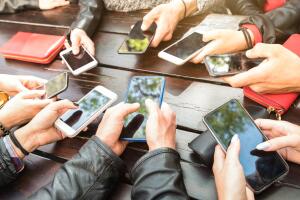 Teenager people having fun using smartphones - Millenial community sharing content on social media network with mobile smart phones - Technology concept with millennial playing with cellphone devices