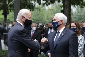 El candidato presidencial demócrata Joe Biden (I) y el vicepresidente estadounidense Mike Pence (D) se saludan durante la conmemoración de los ataques terroristas del 11 de septiembre del 2001, el viernes 11 de septiembre del 2020 en Nueva York.