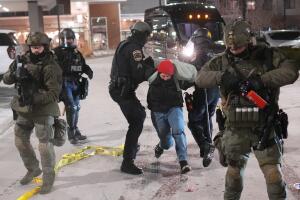 Agentes del ICE intentaron ingresar al Consulado de Ecuador en Minneapolis; personal consular bloqueó el acceso y Ecuador presentó una nota de protesta a EEUU. 