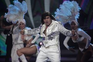 El "incalificable" estilo de Albertano para cantar y bailar 'Macumba'