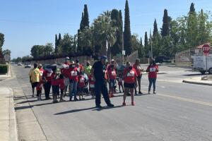 Habitantes protestando por los índices de violencia en Bakersfield el año pasado