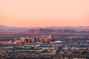 Phoenix, la principal ciudad de Arizona, está atrayendo a nuevos residentes desde las costas por sus bajos costos en vivienda y oportunidades laborales.