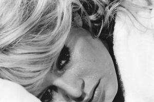 Brigitte Bardot chora