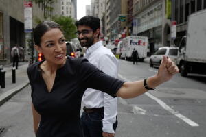 Alexandria Ocasio-Cortez se convirtió en la gran sorpresa de las elecciones primarias del martes en Nueva York