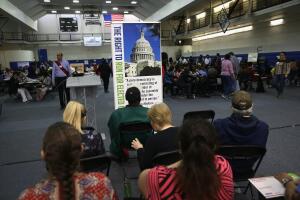 
Inmigrantes solicitan su ciudadanía anticipándose a la elección presidencial de EEUU