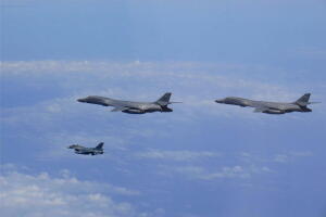 Dos bombarderos estadounidenses B-1B Lancers en ejercicio de tiro junto con un F-16 de la aviación surcoreana