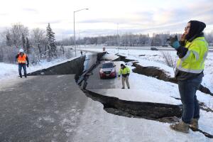 Camioneta sobrevive terremoto de 7.0 grados en Alaska