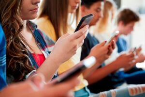 Nueva ley en California prohibirá uso de teléfonos en escuelas para proteger la salud mental de estudiantes