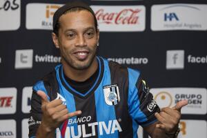 ronaldinho-hang-loose.jpg