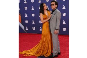 Ángela Aguilar y su look naranja en los Latin GRAMMY 2025