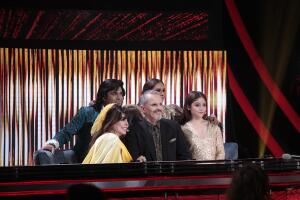 Karol Sevilla vestido dorado