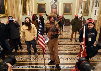 (FOTOS) PRIMERA VEZ EN LA HISTORIA DE EEUU QUE PASA EN EL CAPITOLIO 62 Supporters of US President Donald Trump enter the US Capitol on January 6, 2021, in Washington, DC. - Demonstrators breeched security and entered the Capitol as Congress debated the a 2020 presidential election Electoral Vote Certification. (Photo by Saul LOEB / AFP) (Photo by SAUL LOEB/AFP via Getty Images)