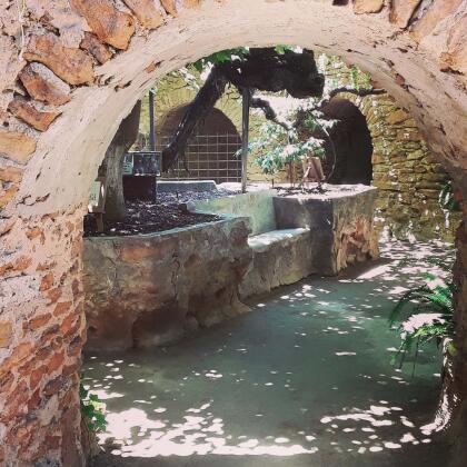 La particularidad del destino: una vivienda subterránea, cuyos jardines y pasadizos han sido una atracción del Valle Central de California desde inicios del siglo pasado.
<b>Los llamados <a href="http://www.undergroundgardens.com/" target="_blank">Jardines Subterráneos de Fresno</a></b> fueron construidos con el propósito de resguardarse del calor propio de estos parajes.
<br>Debido al coronavirus, las instalaciones se mantuvieron cerradas pero
<b>reabren el 15 de junio.</b>
<br>La reapertura implica una serie de cambios y requerimientos. Se recomienda llamar al
<b>559-271-0734 </b>para reservar.
<b>Los adultos pagan $19, mientras que los niños (entre 5 y 17 años) $9 por un tour que dura una hora de camino.</b>
