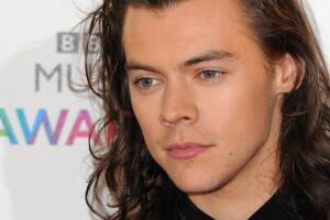 Harry Style con cabello largo