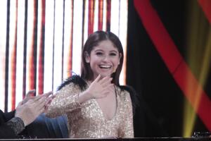 Karol Sevilla vestido dorado