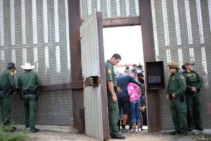 Organizaciones denuncian que los solicitantes de asilo son devueltos en la frontera sin cumplir los procedimientos
