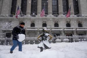 Personas se reunieron frente a la Bolsa de Valores de Nueva York durante la tormenta invernal y construyeron muñecos de nieve. 