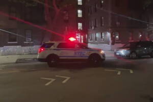 Tres personas heridas tras tiroteo nocturno en el Bronx; hombre está en estado crítico.